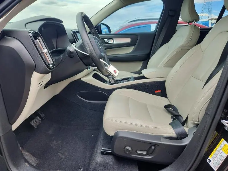 2020 VOLVO XC40 T5 MOMENTUM  