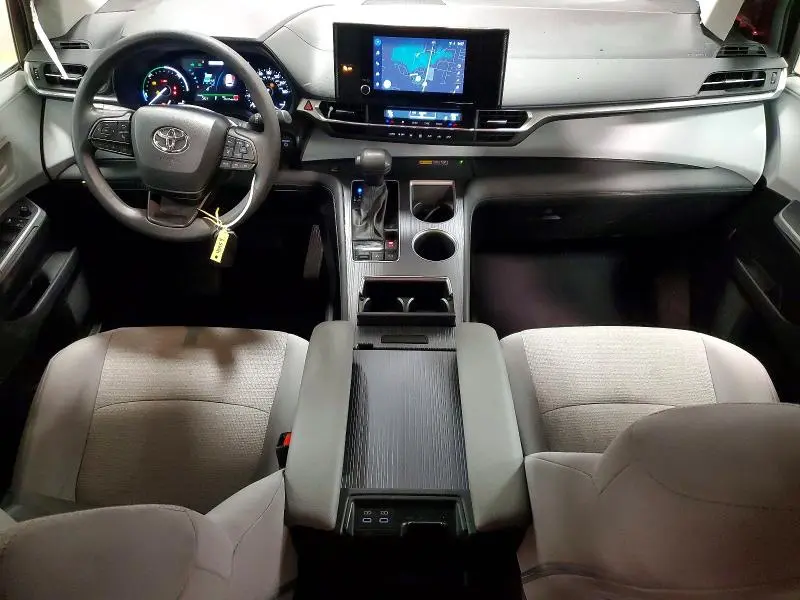 2025 TOYOTA SIENNA LE 8-PASSENGER  