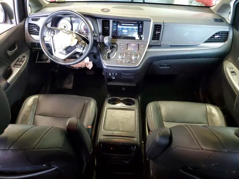 2016 TOYOTA SIENNA SE  