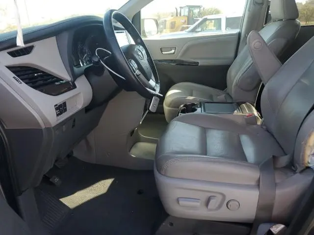 2020 TOYOTA SIENNA XLE  