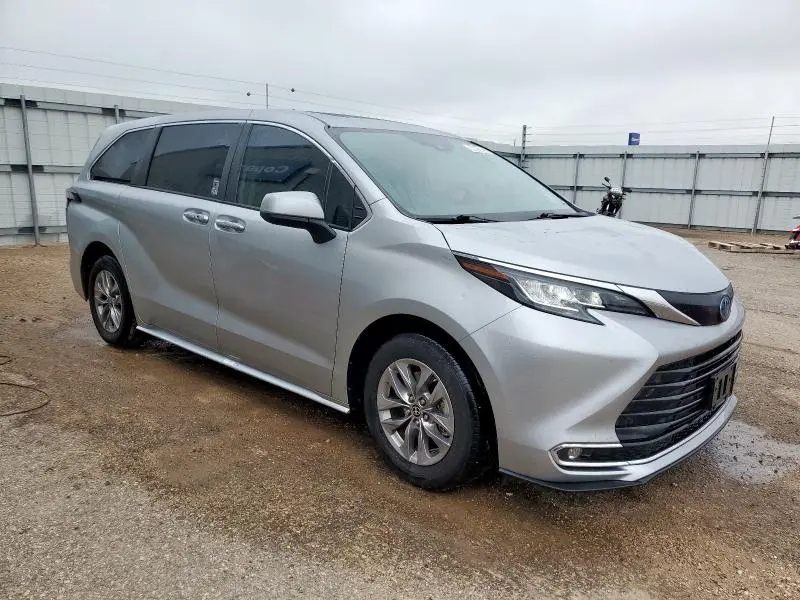 2023 TOYOTA SIENNA XLE