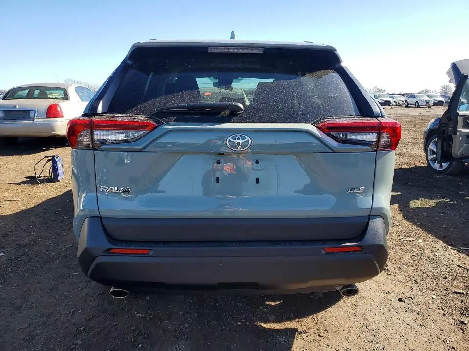 2022 TOYOTA RAV4 XLE  