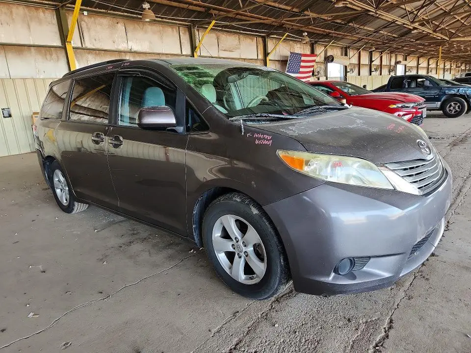2013 TOYOTA SIENNA LE  