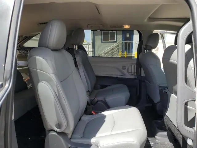 2021 TOYOTA SIENNA XLE  