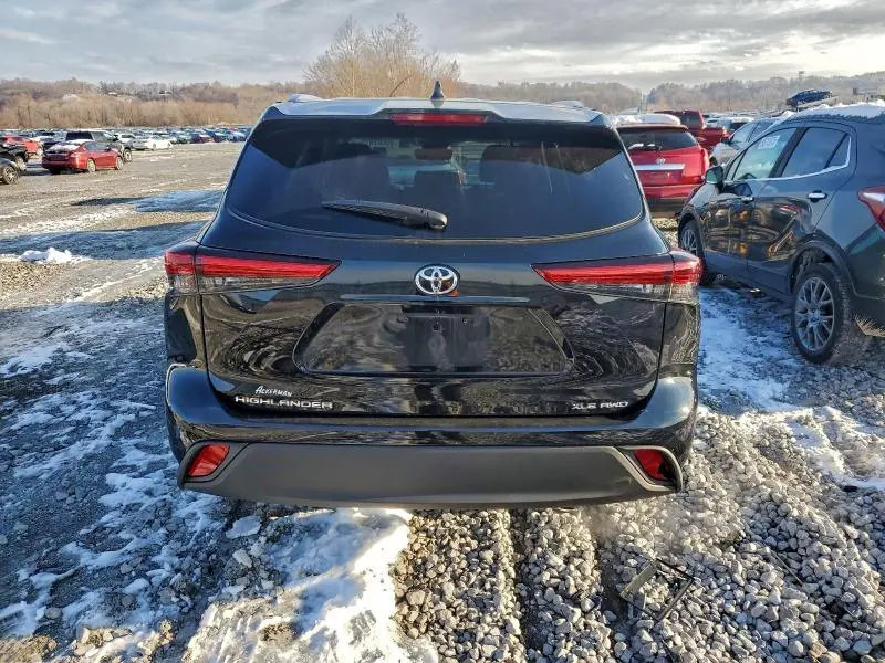 2021 TOYOTA HIGHLANDER XLE  