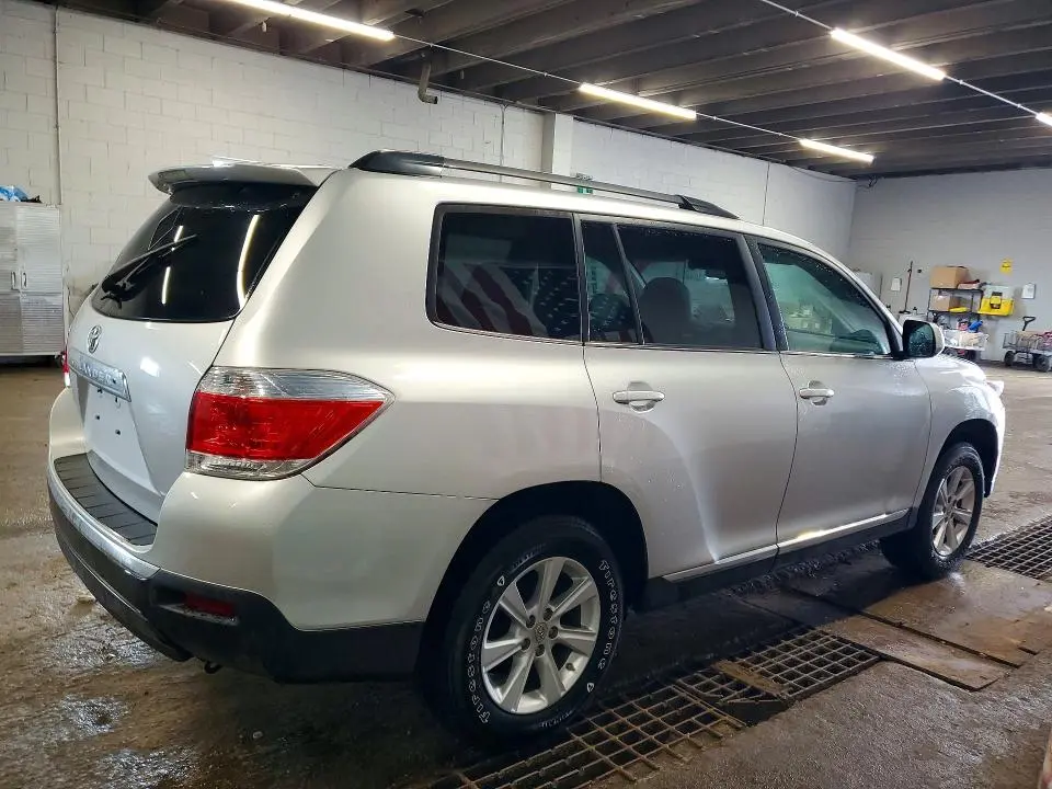 2011 TOYOTA HIGHLANDER SE  