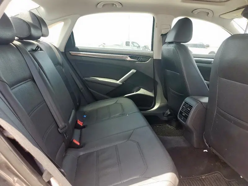 2016 VOLKSWAGEN PASSAT SE