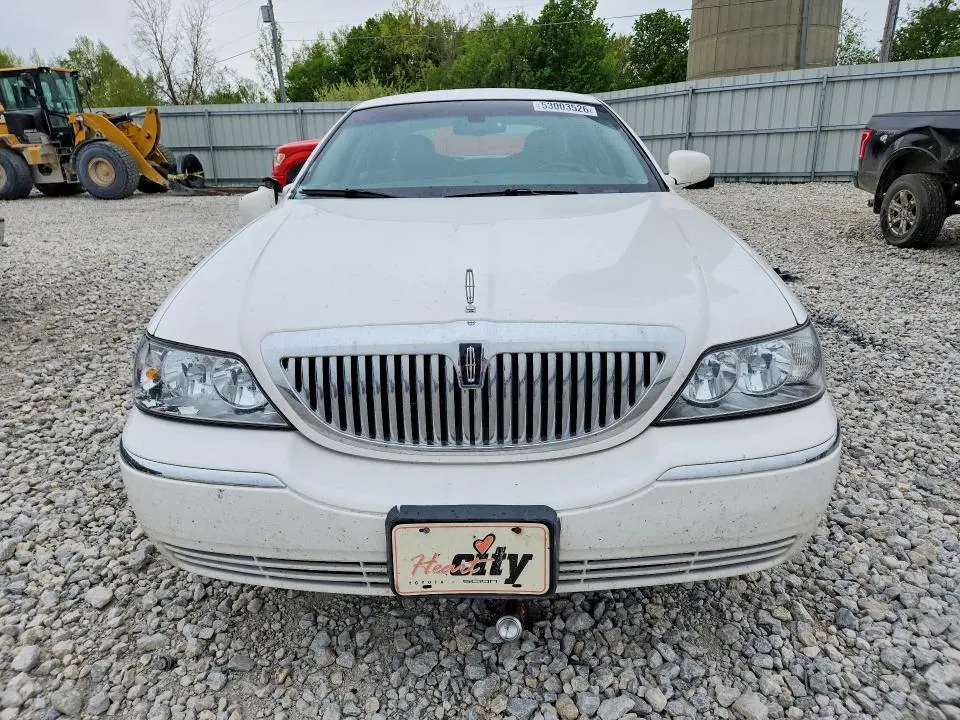 2010 LINCOLN TOWN CAR SIGNATURE LIMITED  