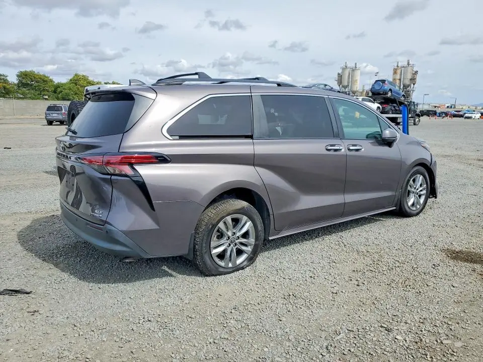 2022 TOYOTA SIENNA XLE  