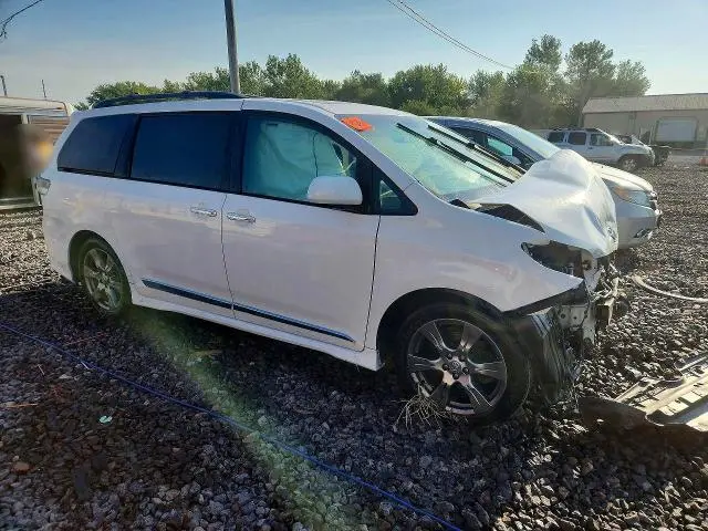 2017 TOYOTA SIENNA SE  