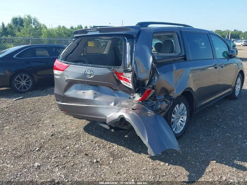 2011 TOYOTA SIENNA XLE V6
