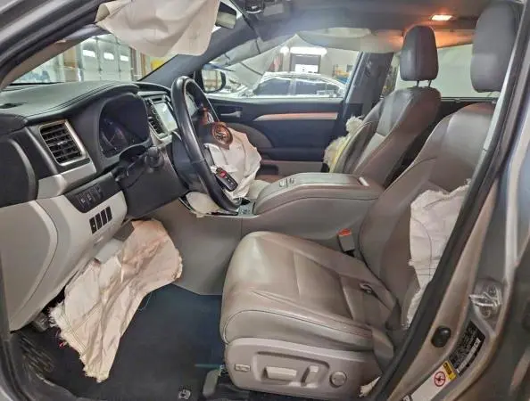 2018 TOYOTA HIGHLANDER SE  