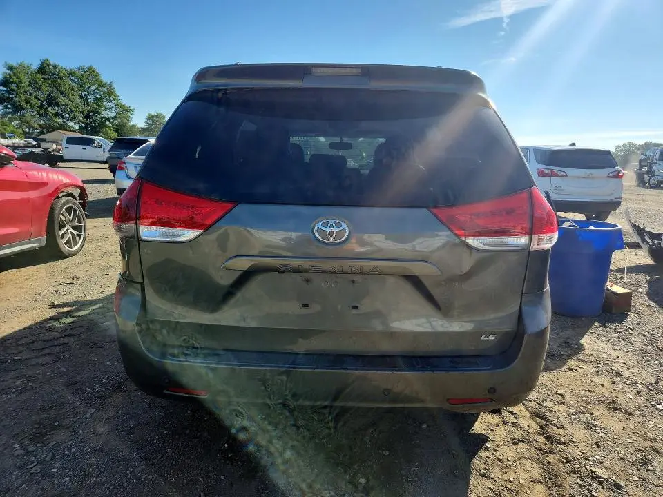 2013 TOYOTA SIENNA LE  