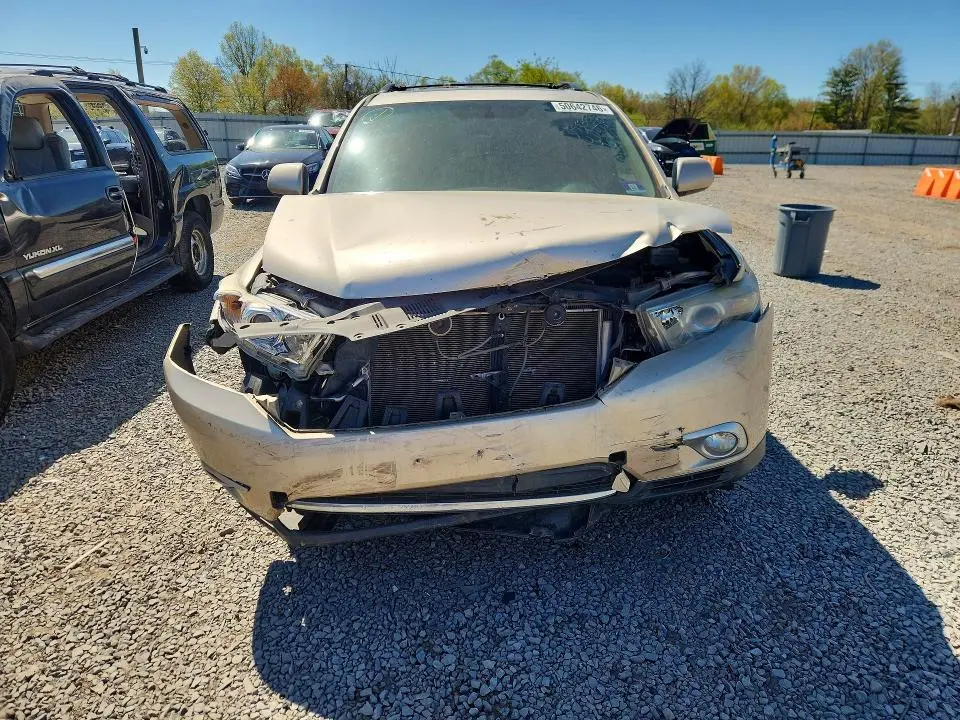 2012 TOYOTA HIGHLANDER SE  