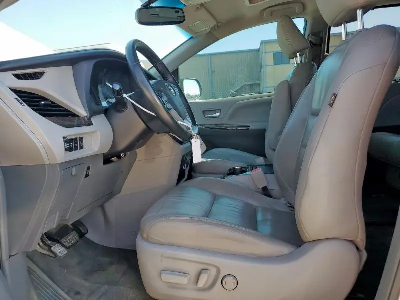 2017 TOYOTA SIENNA XLE  