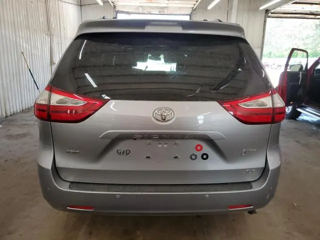 2017 TOYOTA SIENNA XLE