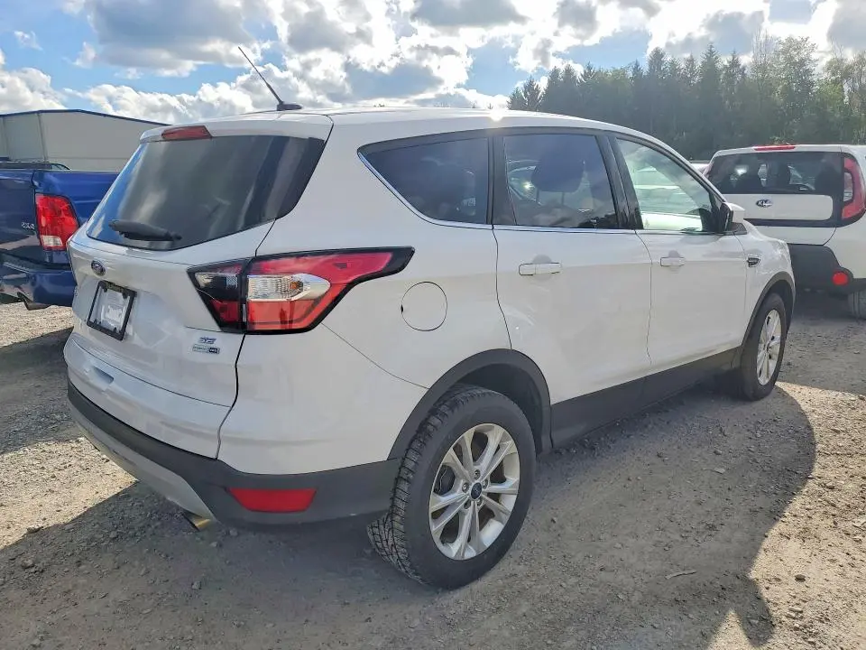 2017 FORD ESCAPE SE  