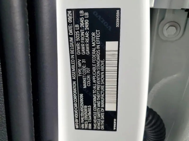 2025 VOLVO XC40 CORE  