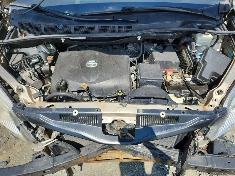 2017 TOYOTA SIENNA LE  