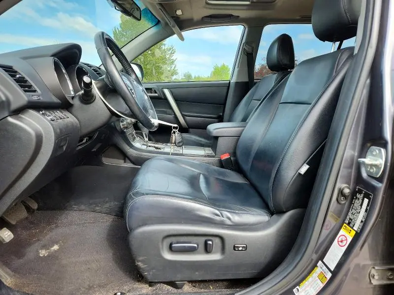 2013 TOYOTA HIGHLANDER SE  