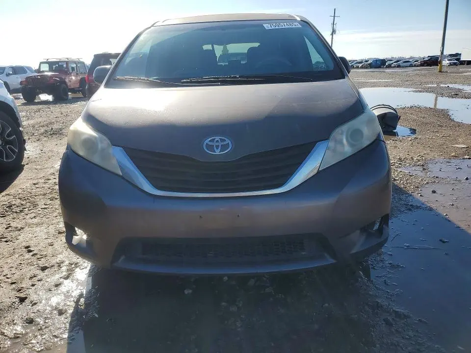 2013 TOYOTA SIENNA LE  