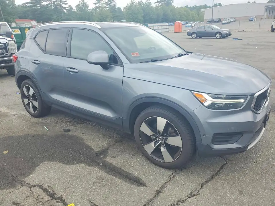 2019 VOLVO XC40 T5 MOMENTUM  