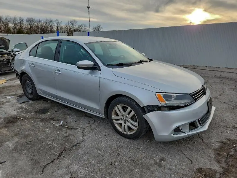 2013 VOLKSWAGEN JETTA SE  