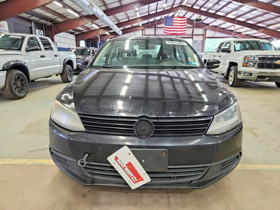 2011 VOLKSWAGEN JETTA SE  