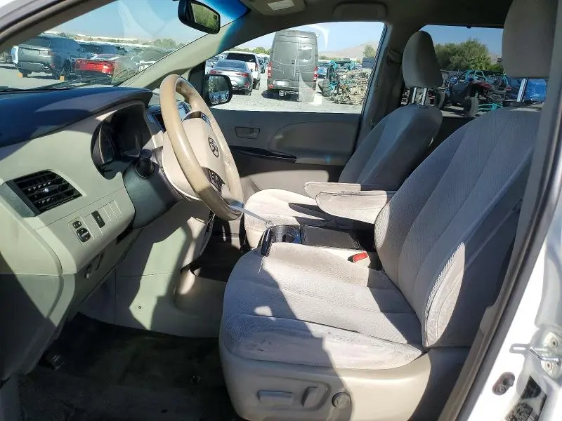 2014 TOYOTA SIENNA LE  