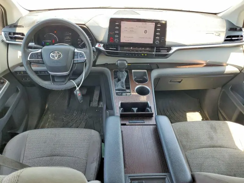 2021 TOYOTA SIENNA LE  