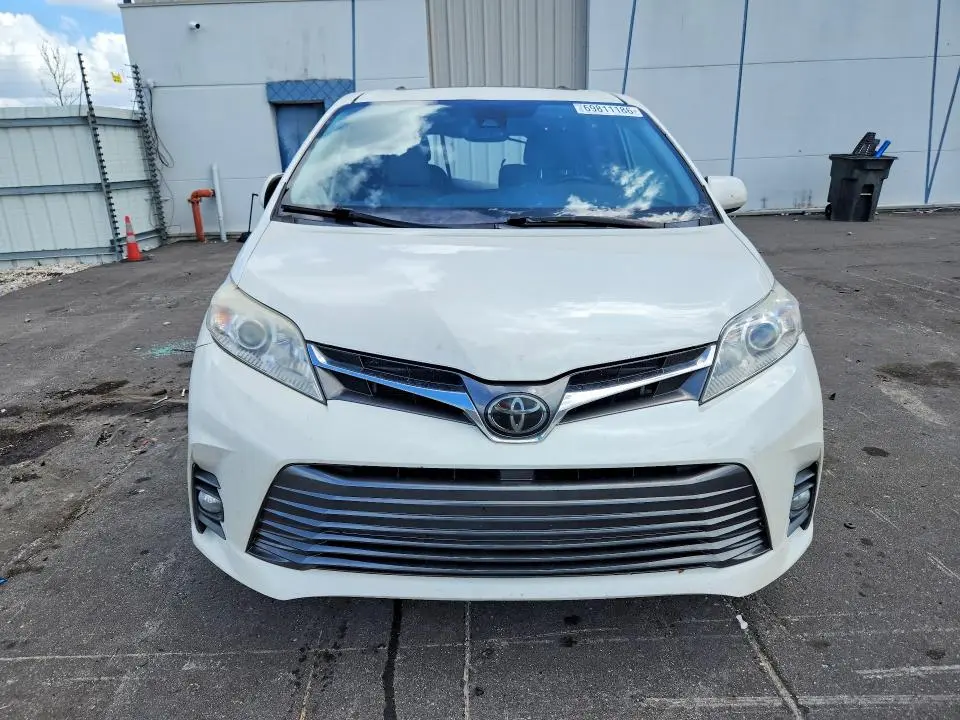 2020 TOYOTA SIENNA XLE 8-PASSENGER  