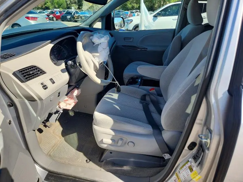 2013 TOYOTA SIENNA LE  