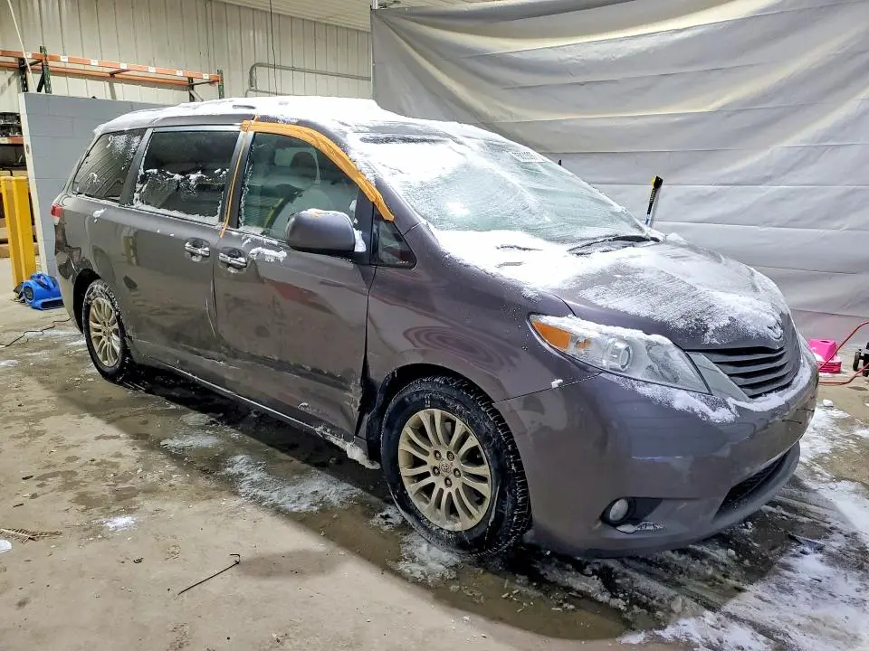 2011 TOYOTA SIENNA XLE  