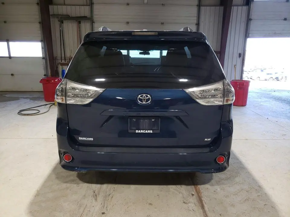 2011 TOYOTA SIENNA SE 8-PASSENGER  