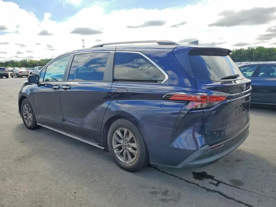 2021 TOYOTA SIENNA XLE  