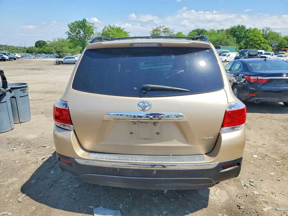 2011 TOYOTA HIGHLANDER SE  