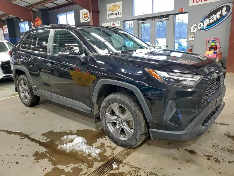 2022 TOYOTA RAV4 XLE  