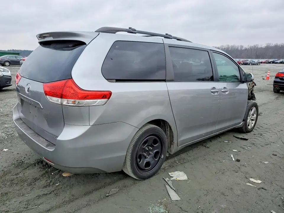 2013 TOYOTA SIENNA LE  