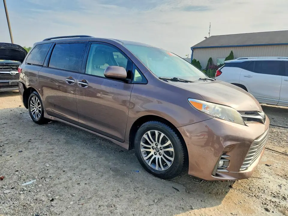2020 TOYOTA SIENNA XLE 8-PASSENGER  