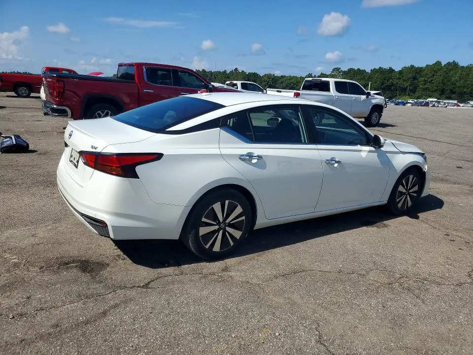 2022 NISSAN ALTIMA SV  