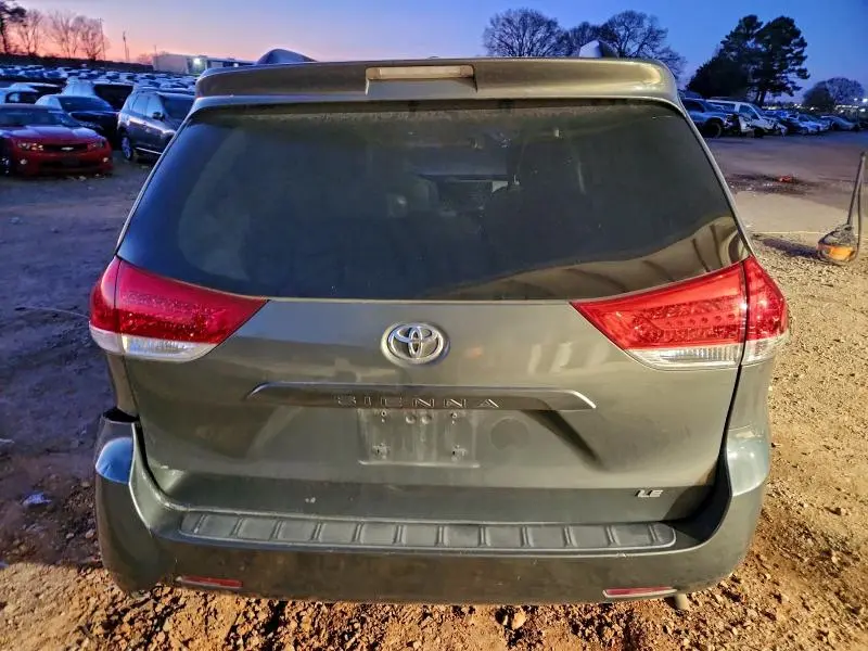2014 TOYOTA SIENNA LE  