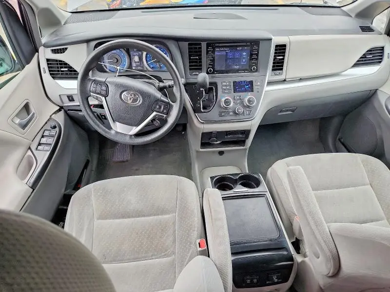 2018 TOYOTA SIENNA LE  