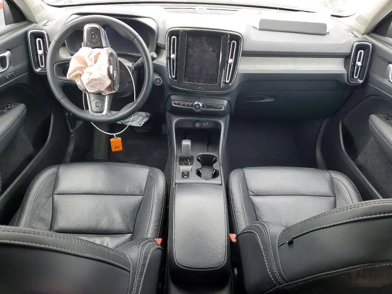 2024 VOLVO XC40 CORE  