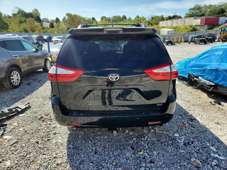 2018 TOYOTA SIENNA XLE 8-PASSENGER  