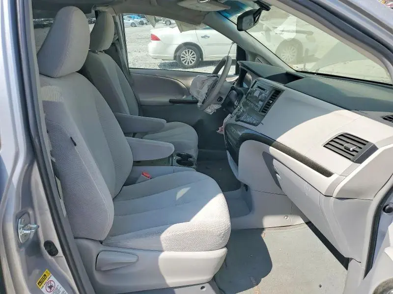 2013 TOYOTA SIENNA LE 8-PASSENGER  