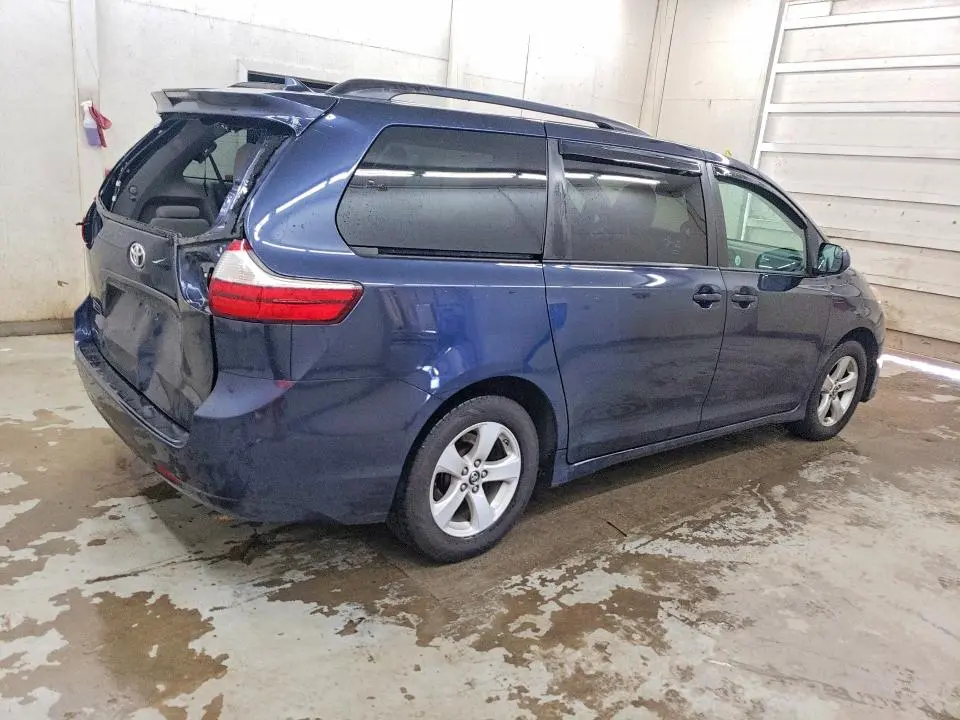 2018 TOYOTA SIENNA LE  