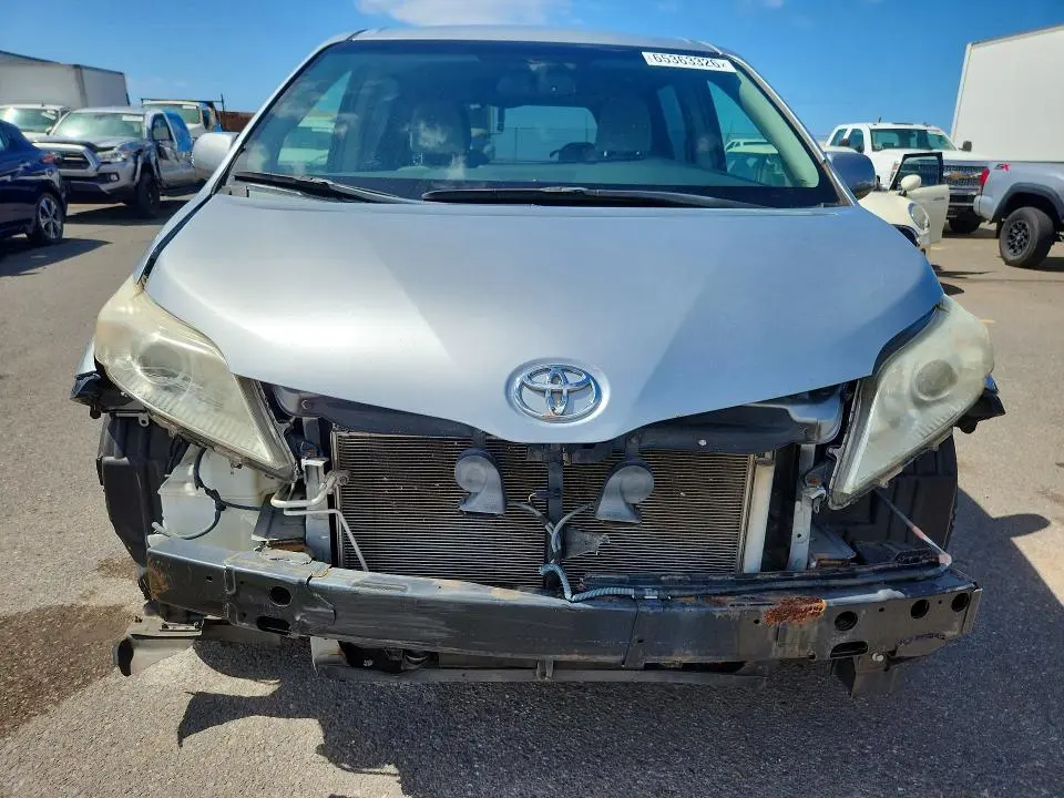 2015 TOYOTA SIENNA LE  