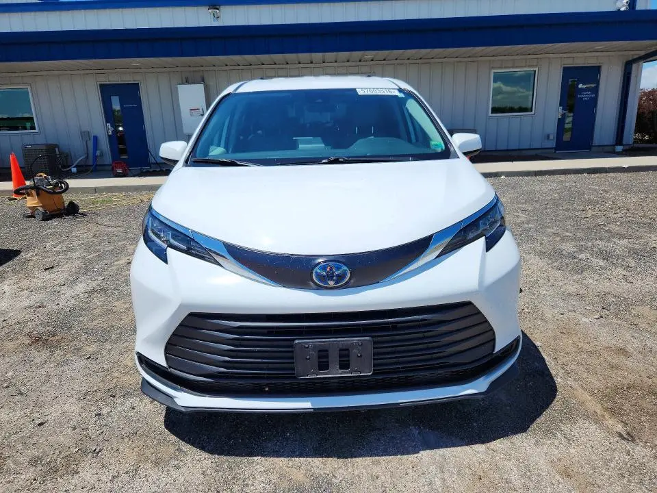 2022 TOYOTA SIENNA LE  