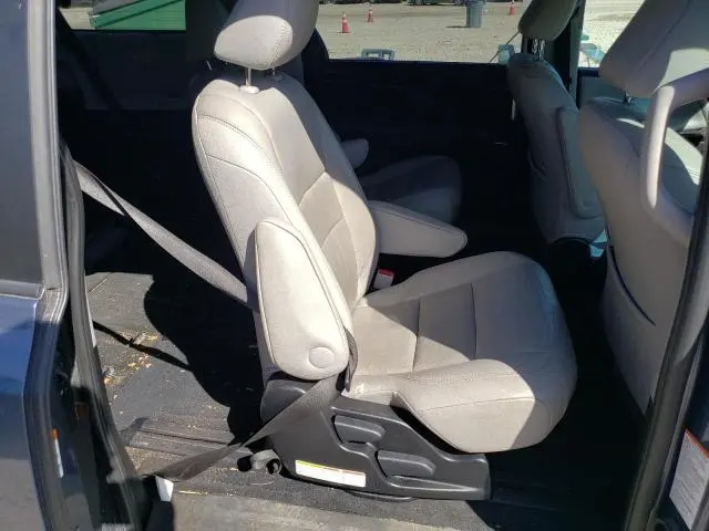 2016 TOYOTA SIENNA XLE  