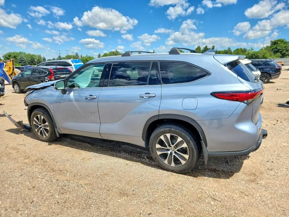 2022 TOYOTA HIGHLANDER XLE  